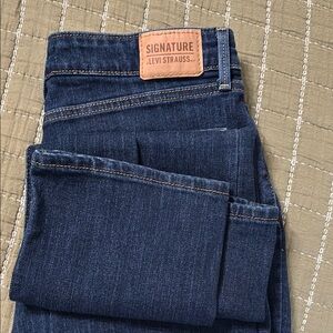 Signature Mid-Rise straight leg by Levi Strauss Women’s Blue Jeans size 10 long